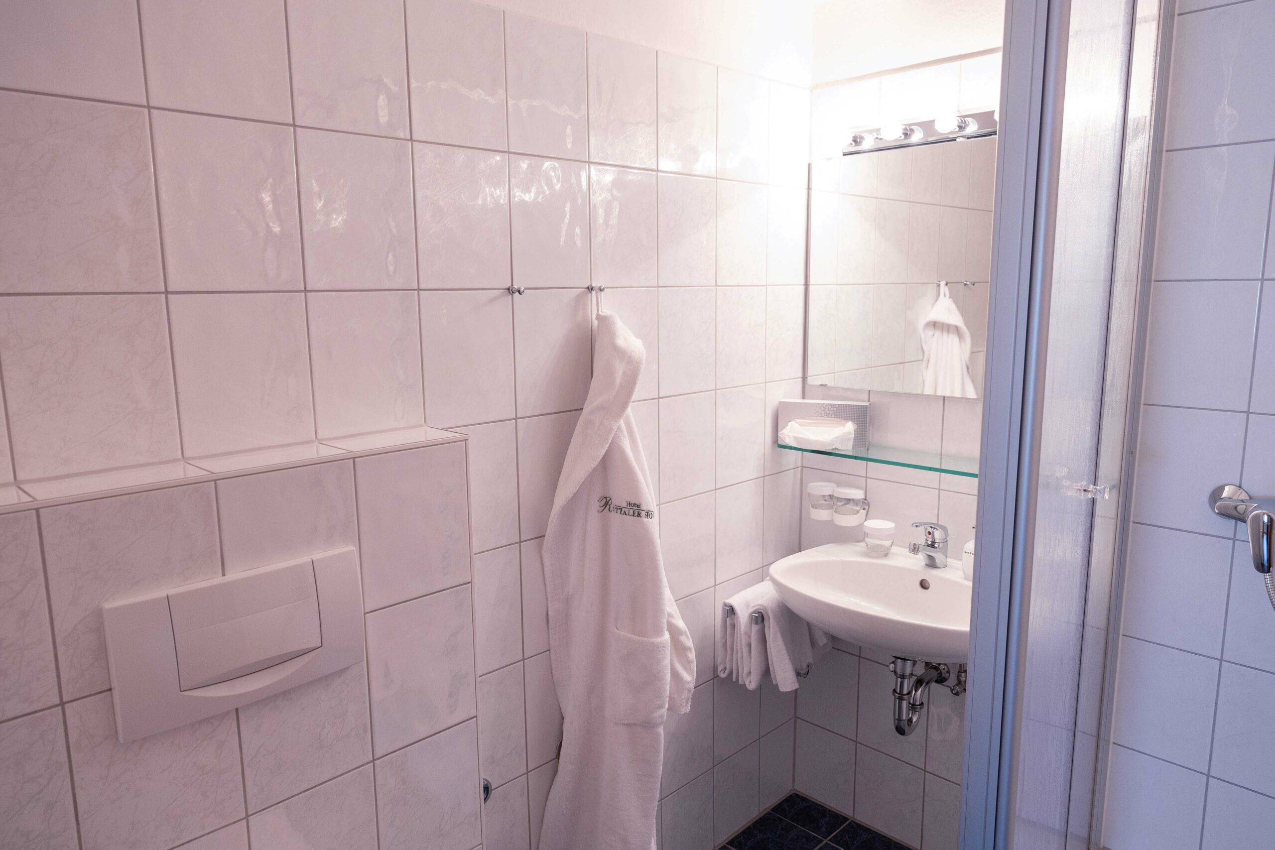 Blick in das Badezimmer im Familienzimmer im Hotel Rottaler Hof in Bad Birnbach