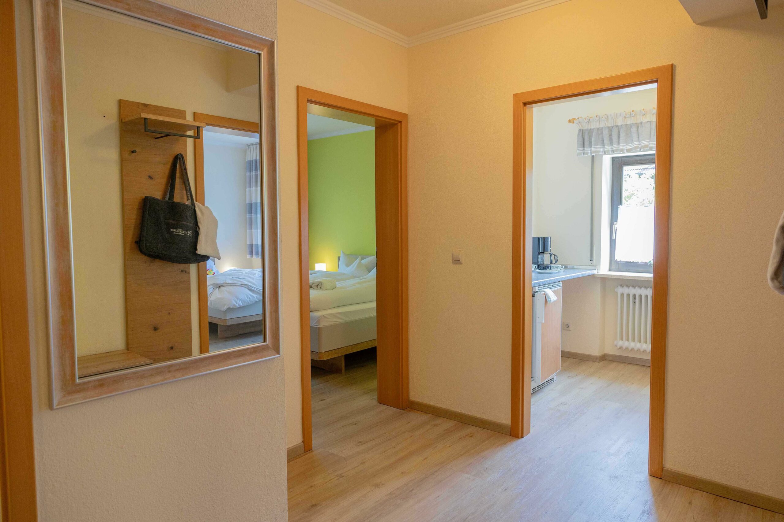 Blick in den Eingangsbereich im Familienzimmer im Hotel Rottaler Hof in Bad Birnbach