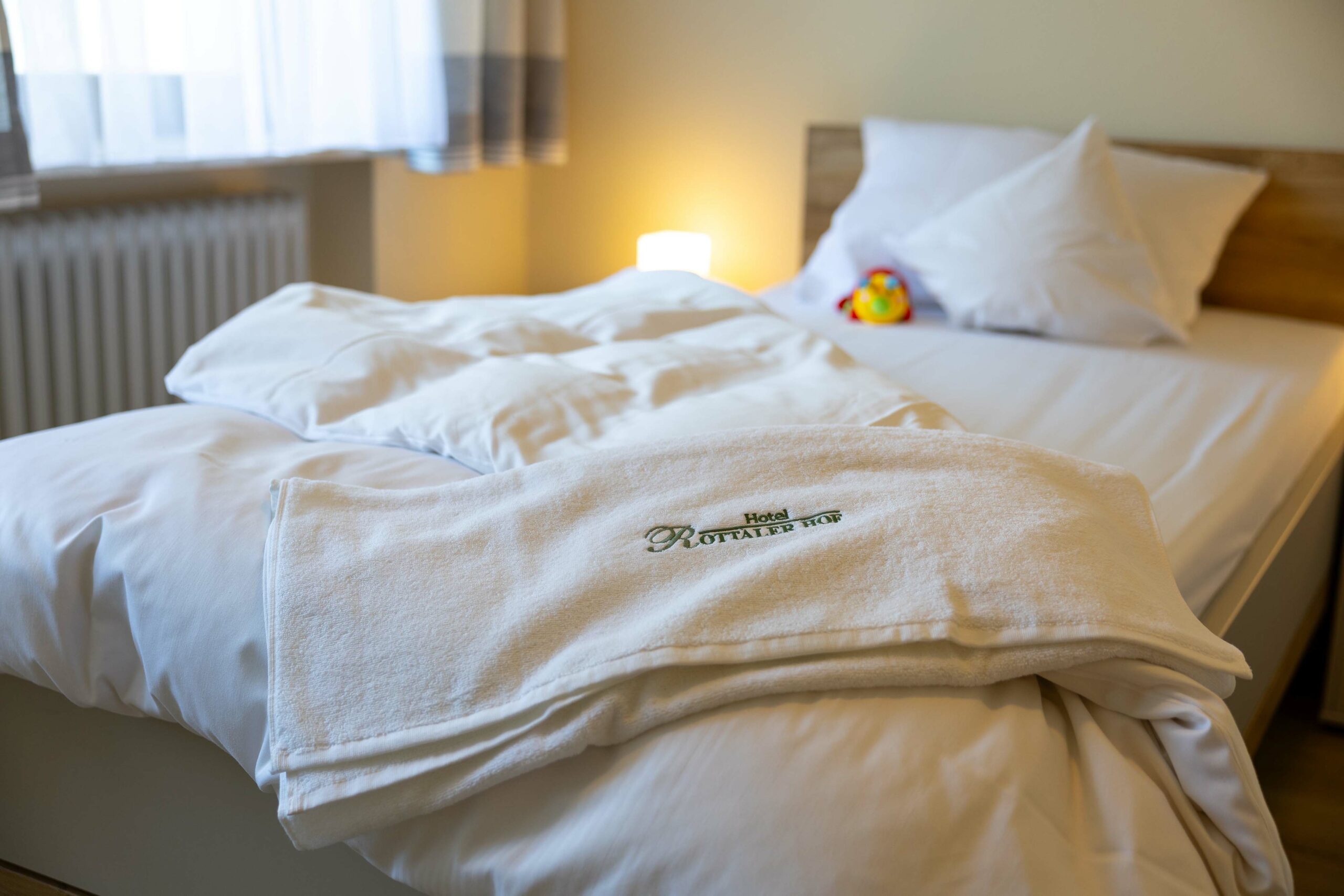 Blick in den Schlafraum im Familienzimmer im Hotel Rottaler Hof in Bad Birnbach